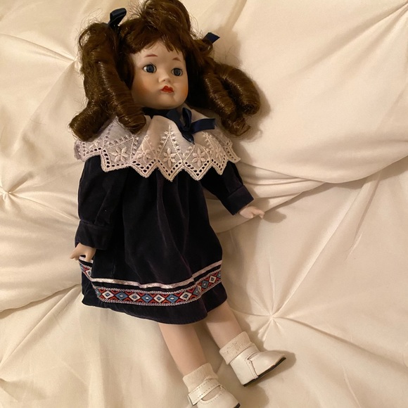 Bundle of 2 Vintage Brinn’s Porcelain Dolls - Picture 14 of 16